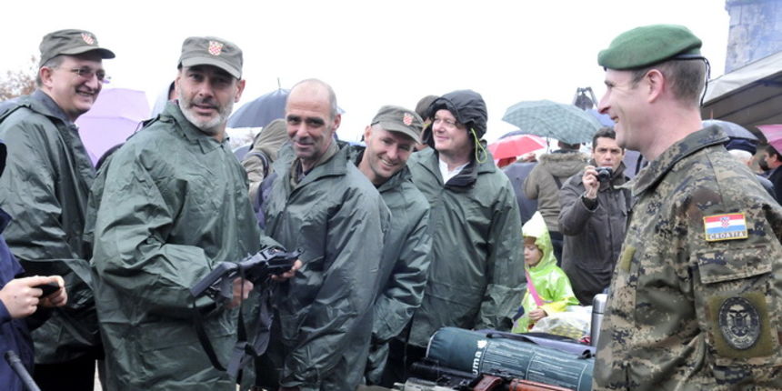 Dubrovnik, 061211.
Proslava dana Branitelja nastavljena je na Srdju uz misu za poginule branitelje nakon svecanog mimohoda i postrojavanja branitelja na Stradunu.
Na slici branitelji Dubrovnika uz komentar ” da je nama ovo bilo imat ’91”.
Foto: Tonci Plaz Dubrovnik, 061211.
Proslava dana Branitelja nastavljena je na Srdju uz misu za poginule branitelje nakon svecanog mimohoda i postrojavanja branitelja na Stradunu.
Na slici branitelji Dubrovnika uz komentar ” da je nama ovo bilo imat ’91”.
Foto: Tonci Plaz