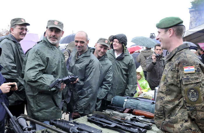 Dubrovnik, 061211.
Proslava dana Branitelja nastavljena je na Srdju uz misu za poginule branitelje nakon svecanog mimohoda i postrojavanja branitelja na Stradunu.
Na slici branitelji Dubrovnika uz komentar ” da je nama ovo bilo imat ’91”.
Foto: Tonci Plaz Dubrovnik, 061211.
Proslava dana Branitelja nastavljena je na Srdju uz misu za poginule branitelje nakon svecanog mimohoda i postrojavanja branitelja na Stradunu.
Na slici branitelji Dubrovnika uz komentar ” da je nama ovo bilo imat ’91”.
Foto: Tonci Plaz