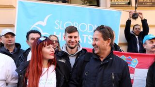 Ispred zgrade Županijskog suda održan skup podrške Stipi Petrini kojeg tuži sutkinja Maja Šupe Ispred zgrade Županijskog suda održan skup podrške Stipi Petrini kojeg tuži sutkinja Maja Šupe