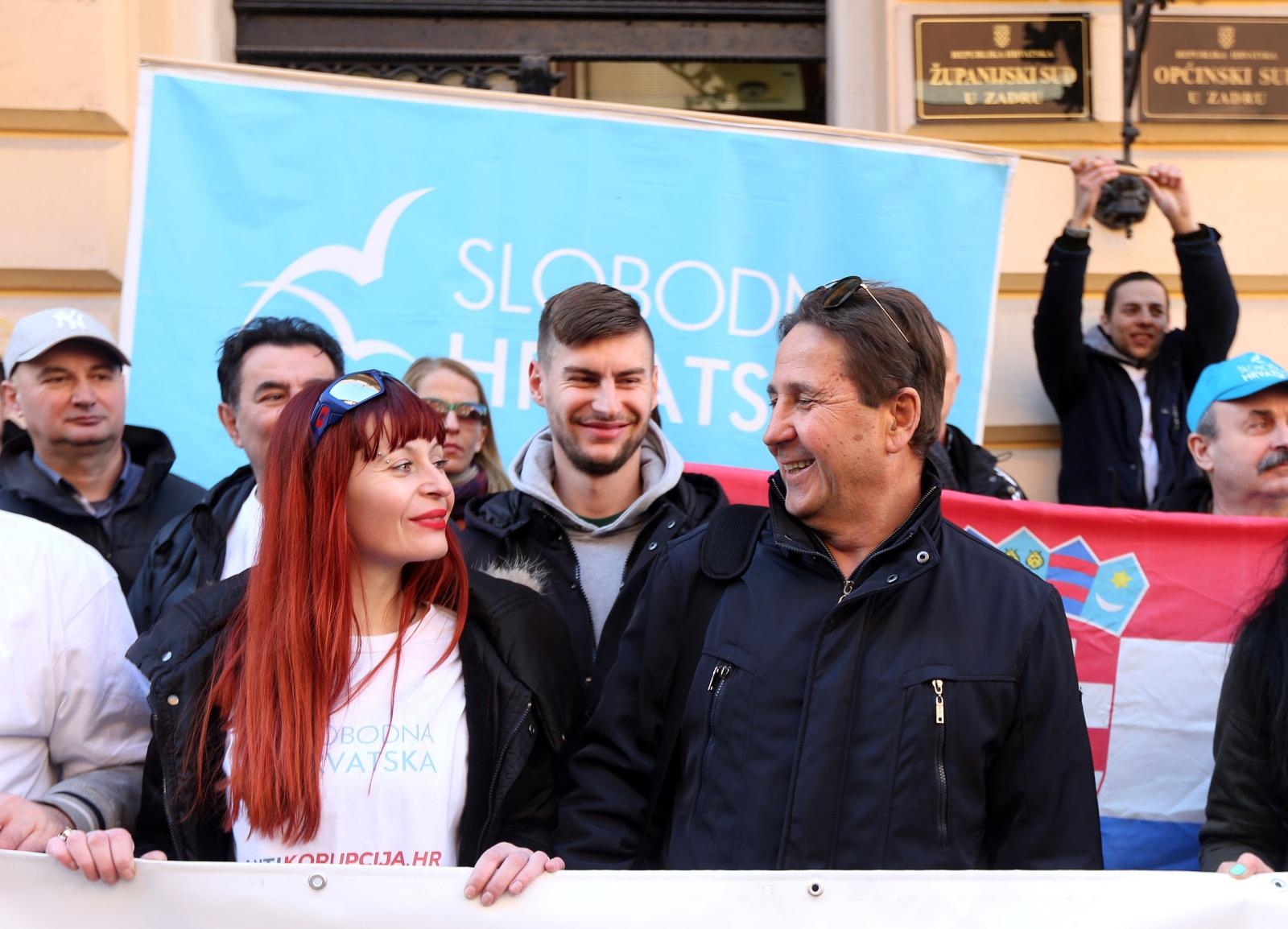 Ispred zgrade Županijskog suda održan skup podrške Stipi Petrini kojeg tuži sutkinja Maja Šupe Ispred zgrade Županijskog suda održan skup podrške Stipi Petrini kojeg tuži sutkinja Maja Šupe