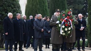 Paljenjem svijeća i polaganjem vijenaca, te mimohodom postrojbi započelo svečano obilježavanje 23. obljetnice VRO Maslenica. Foto. Dino Stanin/PIXSELL Paljenjem svijeća i polaganjem vijenaca, te mimohodom postrojbi započelo svečano obilježavanje 23. obljetnice VRO Maslenica. Foto. Dino Stanin/PIXSELL