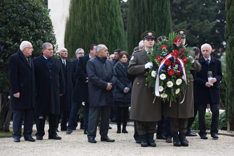 Paljenjem svijeća i polaganjem vijenaca, te mimohodom postrojbi započelo svečano obilježavanje 23. obljetnice VRO Maslenica. Foto. Dino Stanin/PIXSELL Paljenjem svijeća i polaganjem vijenaca, te mimohodom postrojbi započelo svečano obilježavanje 23. obljetnice VRO Maslenica. Foto. Dino Stanin/PIXSELL