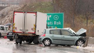 Na autocesti A1 poslije sv. Roka u smjeru Zagreba, kod tunela Krpani, u 6.15 sati sudarilo se 20-ak vozila u nekoliko lančanih sudara, Foto: Dino Stanin/PIXSELL Na autocesti A1 poslije sv. Roka u smjeru Zagreba, kod tunela Krpani, u 6.15 sati sudarilo se 20-ak vozila u nekoliko lančanih sudara, Foto: Dino Stanin/PIXSELL