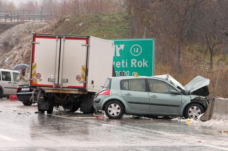 Na autocesti A1 poslije sv. Roka u smjeru Zagreba, kod tunela Krpani, u 6.15 sati sudarilo se 20-ak vozila u nekoliko lančanih sudara, Foto: Dino Stanin/PIXSELL Na autocesti A1 poslije sv. Roka u smjeru Zagreba, kod tunela Krpani, u 6.15 sati sudarilo se 20-ak vozila u nekoliko lančanih sudara, Foto: Dino Stanin/PIXSELL