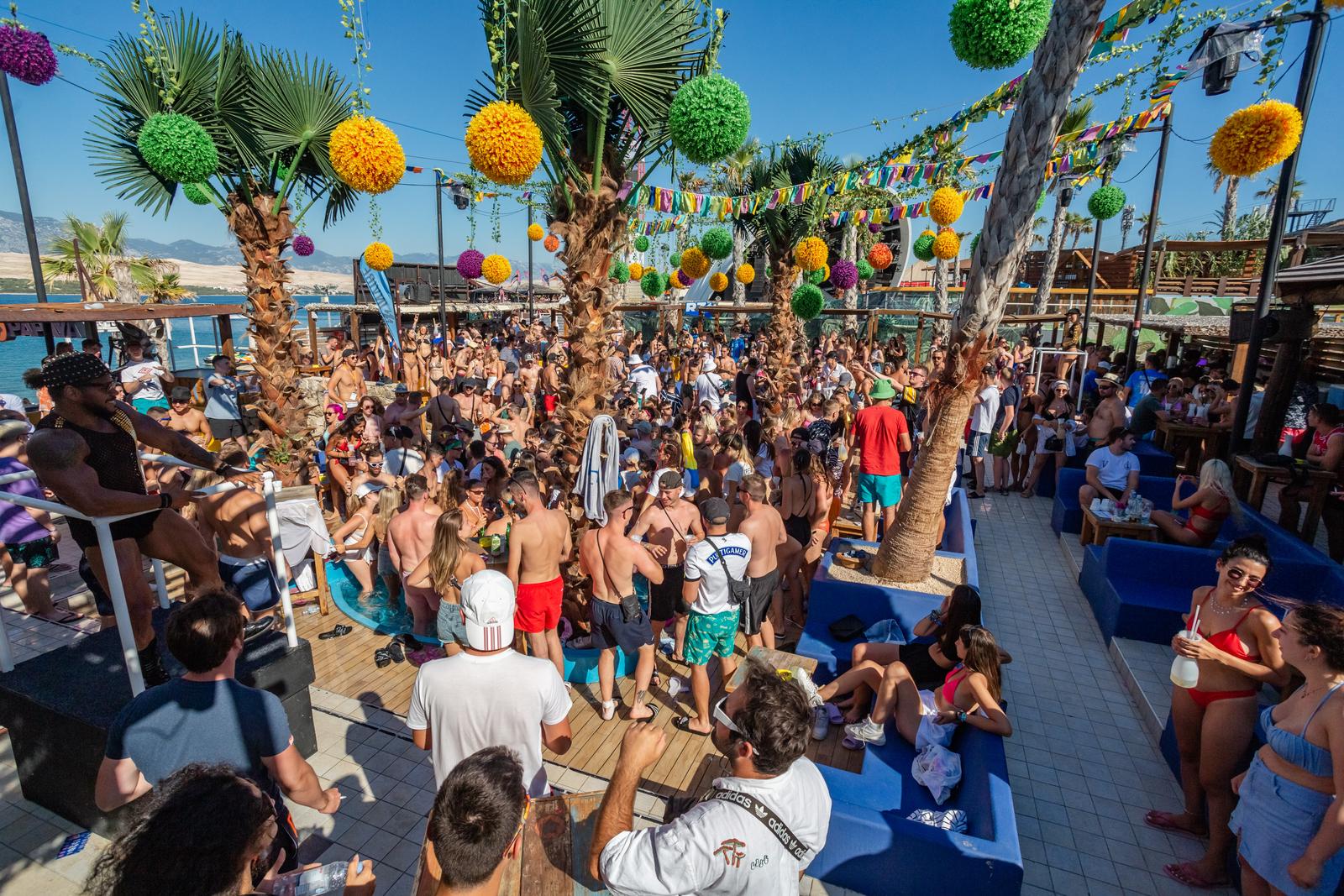 Dnevni party u klubu Papaya na plaži Zrće