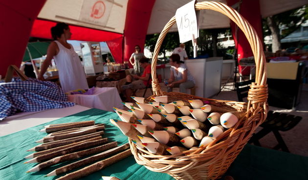 Zadar, 290612.
Hrvatska gospodarska komora i ove godine u dvadeset hrvatskih gradova od svibnja do rujna provodi akciju “Kupujmo Hrvatsko” koja nastoji promovirati kvalitetne domace proizvode, nositelje znakova “Izvorno hrvatsko” i “Hrvatska kvaliteta”, s