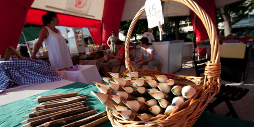 Zadar, 290612.
Hrvatska gospodarska komora i ove godine u dvadeset hrvatskih gradova od svibnja do rujna provodi akciju “Kupujmo Hrvatsko” koja nastoji promovirati kvalitetne domace proizvode, nositelje znakova “Izvorno hrvatsko” i “Hrvatska kvaliteta”, s