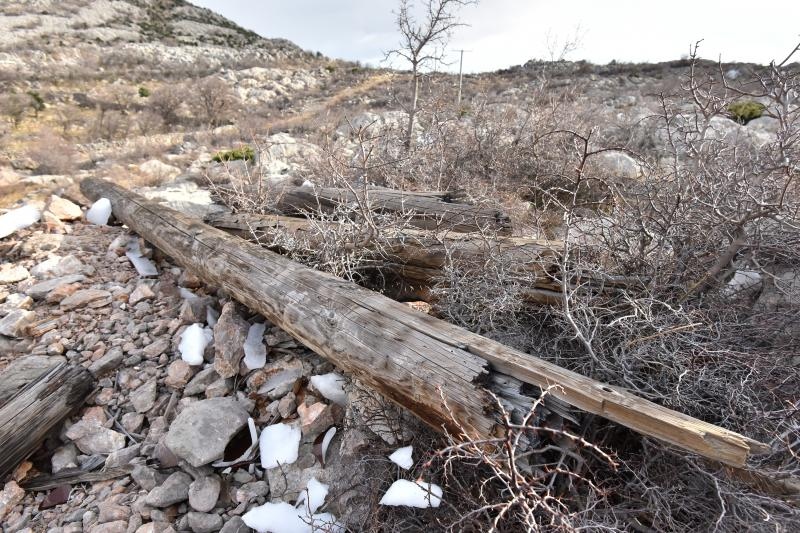 Karlobag: Srušeni stupovi niskonaponske mreže, Foto: Dino Stanin/PIXSELL Karlobag: Srušeni stupovi niskonaponske mreže, Foto: Dino Stanin/PIXSELL