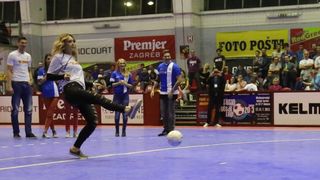 Poznate osobe iz društvenog života okušale u izvođenju penala Poznate osobe iz društvenog života okušale u izvođenju penala