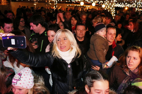 Virani 2016. godinu dočekali uz Lidiju Bačić, Leteći odred i spektakularan vatromet Virani 2016. godinu dočekali uz Lidiju Bačić, Leteći odred i spektakularan vatromet