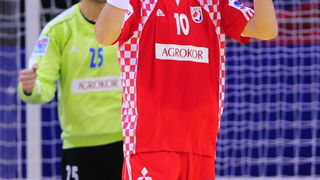 Vrsac, 180112.
Dvorana Millennium.
Europsko prvenstvo u rukometu, 2 kolo
Hrvatska – Slovenija.
Na slici: Mirko Alilovic i Jakov Gojun.
Foto: Drazen Aleksic / Cropix Vrsac, 180112.
Dvorana Millennium.
Europsko prvenstvo u rukometu, 2 kolo
Hrvatska – Slovenija.
Na slici: Mirko Alilovic i Jakov Gojun.
Foto: Drazen Aleksic / Cropix