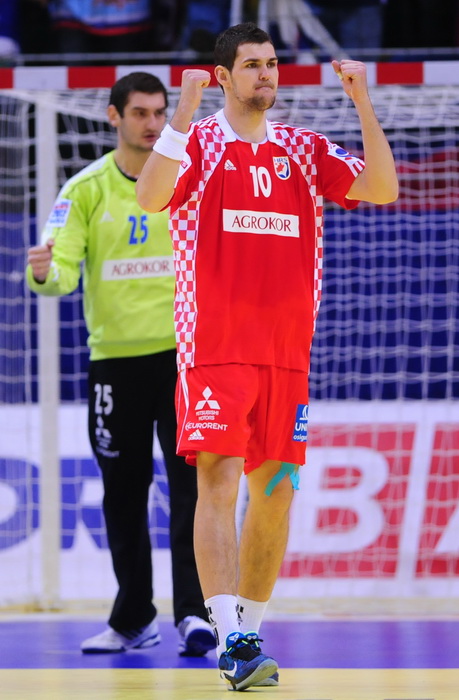 Vrsac, 180112.
Dvorana Millennium.
Europsko prvenstvo u rukometu, 2 kolo
Hrvatska – Slovenija.
Na slici: Mirko Alilovic i Jakov Gojun.
Foto: Drazen Aleksic / Cropix Vrsac, 180112.
Dvorana Millennium.
Europsko prvenstvo u rukometu, 2 kolo
Hrvatska – Slovenija.
Na slici: Mirko Alilovic i Jakov Gojun.
Foto: Drazen Aleksic / Cropix