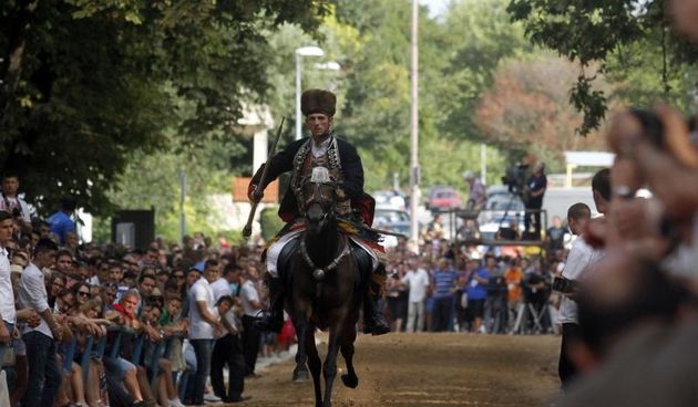 Opis  03.08.2014., Sinj – 299. Sinjska Alka. Sinjska alka je hrvatska viteska igra. Odrzava se svake godine u nedjelju u prvoj trecini mjeseca kolovoza u Sinju, na godinjicu pobjede nad turskim osvajacima 14. kolovoza 1715. Na taj dan je 700 hrvatskih vo