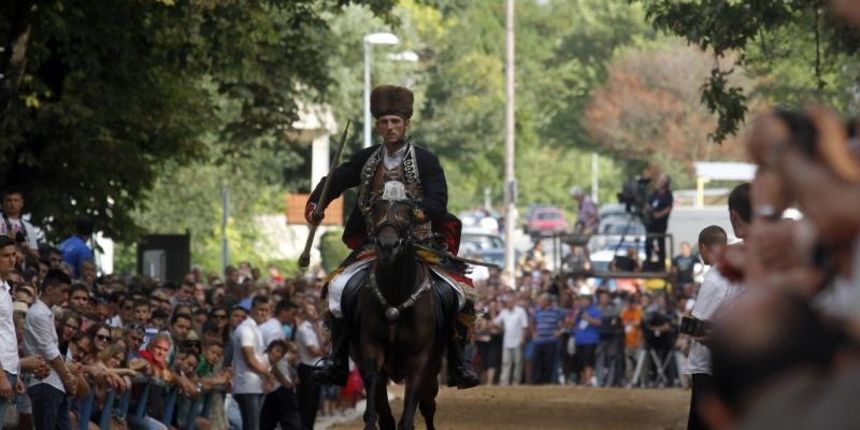 Opis  03.08.2014., Sinj – 299. Sinjska Alka. Sinjska alka je hrvatska viteska igra. Odrzava se svake godine u nedjelju u prvoj trecini mjeseca kolovoza u Sinju, na godinjicu pobjede nad turskim osvajacima 14. kolovoza 1715. Na taj dan je 700 hrvatskih vo