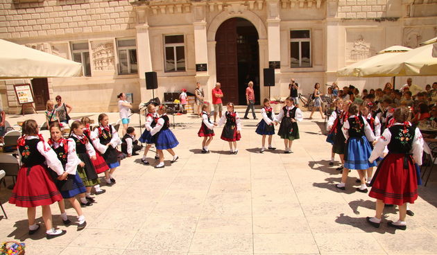 OŠ Zadarski otoci, učenici na Narodnom trgu