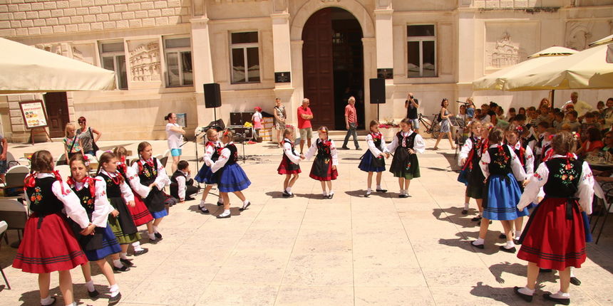 OŠ Zadarski otoci, učenici na Narodnom trgu OŠ Zadarski otoci, učenici na Narodnom trgu