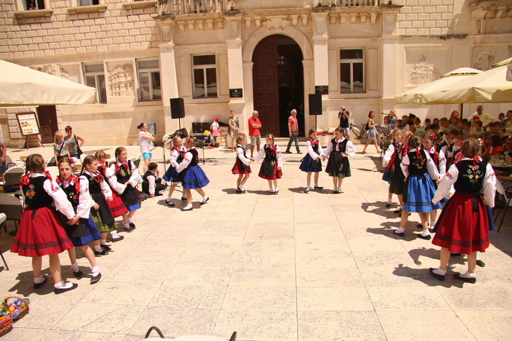 OŠ Zadarski otoci, učenici na Narodnom trgu