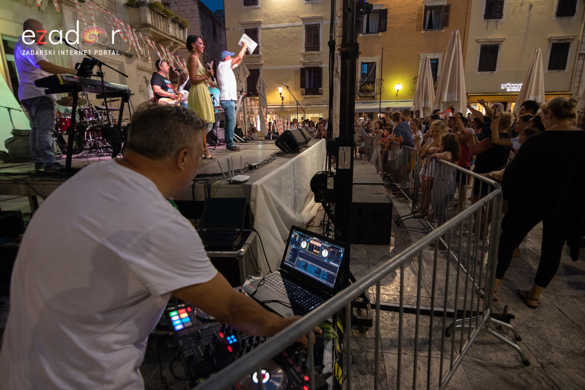 Svečani doček svjetskih prvaka Mihovila i Šime Fantele na Narodnom trgu Svečani doček svjetskih prvaka Mihovila i Šime Fantele na Narodnom trgu