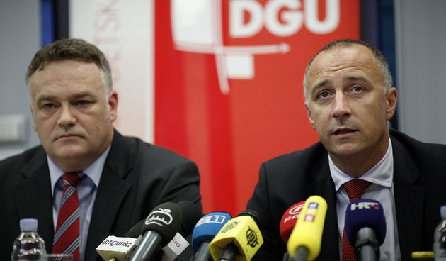 Zagreb, 200712.
Ministar graditeljstva i prostornoga uredjenja Ivan Vrdoljak i ravnatelj Drzavne geodetske uprave Danko Markovinovic na konferenciji za novinare predstavili su preglednik Geoportal Drzavne geodetske uprave, kao potporu novom Zakonu o postu