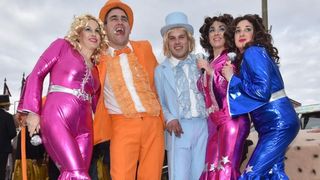 Karnevalska povorka okupila se na parkiralistu kod ‘Ljepotice’ a potom je krenula prema sredisnjem gradskom Trgu. Photo: Dino Stanin/PIXSELL