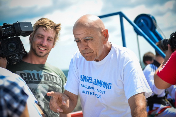 Mario Možnik i njegovi kolege sportaši otvorili su sezonu Bungee Jumpinga sa starog Masleničkom mosta