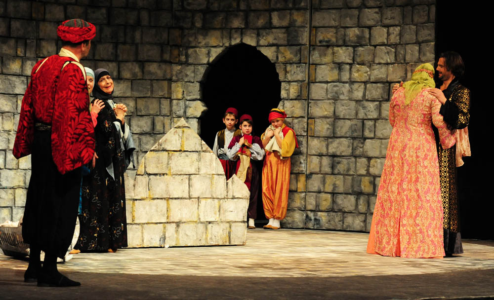 Zadar, 23.02.2012. snimio: Nenad Marčev
Gradsko kazalište Marina Držića Dubrovnik
Milan Ogrizović
HASANAGINICA
redatelj: Ivan Leo Lemo
Igraju: Jasna Jukić, Vladimir Posavec, Slavko Juraga, Milka Podrug Kokotović, Izmira Brautović, Lana Helena Hul Zadar, 23.02.2012. snimio: Nenad Marčev
Gradsko kazalište Marina Držića Dubrovnik
Milan Ogrizović
HASANAGINICA
redatelj: Ivan Leo Lemo
Igraju: Jasna Jukić, Vladimir Posavec, Slavko Juraga, Milka Podrug Kokotović, Izmira Brautović, Lana Helena Hul