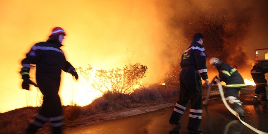 Pozar Zrnovica, vatrogasci, foto: Zvonimir Barisin / CROPIX