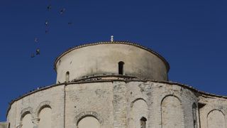 Prohladan, ali iznimno lijep i sunčan dan građani Zadra su iskoristili za šetnju prekrasnom rivom.  Photo: Filip Brala/PIXSELL