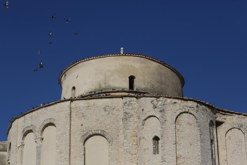 Prohladan, ali iznimno lijep i sunčan dan građani Zadra su iskoristili za šetnju prekrasnom rivom.  Photo: Filip Brala/PIXSELL