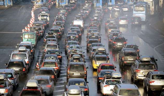 Zagreb, 050113.
Bregana.
Granicni prijelaz.
Na granicnom prijelazu Bregana od rana jutra stvorila se kolona vozila hrvatskih gradjana koji su se uputili  na mnoga europska skijalista s svojim obiteljima.
Foto: Goran Mehkek / CROPIX