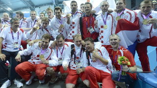 London, 120812.
Vaterpolo Arena.
Hrvatska muska vaterpolo reprezentacija pobijedila je u finalnoj utakmici protiv Italije tijekom Olimpijskih Igara u Londonu.
Na fotografiji: Hrvatska je osvojila zlatnu medalju.
Foto: Drago Sopta / CROPIX London, 120812.
Vaterpolo Arena.
Hrvatska muska vaterpolo reprezentacija pobijedila je u finalnoj utakmici protiv Italije tijekom Olimpijskih Igara u Londonu.
Na fotografiji: Hrvatska je osvojila zlatnu medalju.
Foto: Drago Sopta / CROPIX