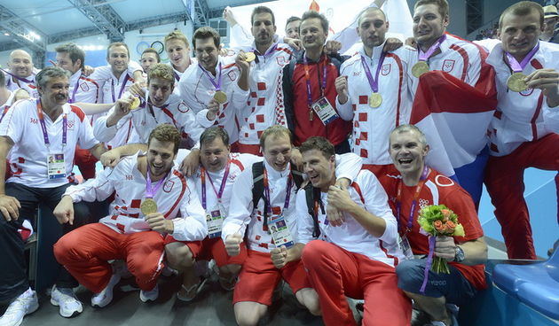London, 120812.
Vaterpolo Arena.
Hrvatska muska vaterpolo reprezentacija pobijedila je u finalnoj utakmici protiv Italije tijekom Olimpijskih Igara u Londonu. 
Na fotografiji: Hrvatska je osvojila zlatnu medalju.
Foto: Drago Sopta / CROPIX