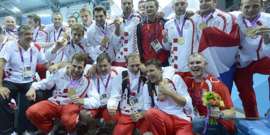 London, 120812.
Vaterpolo Arena.
Hrvatska muska vaterpolo reprezentacija pobijedila je u finalnoj utakmici protiv Italije tijekom Olimpijskih Igara u Londonu.
Na fotografiji: Hrvatska je osvojila zlatnu medalju.
Foto: Drago Sopta / CROPIX London, 120812.
Vaterpolo Arena.
Hrvatska muska vaterpolo reprezentacija pobijedila je u finalnoj utakmici protiv Italije tijekom Olimpijskih Igara u Londonu.
Na fotografiji: Hrvatska je osvojila zlatnu medalju.
Foto: Drago Sopta / CROPIX