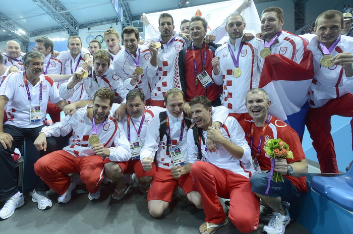 London, 120812.
Vaterpolo Arena.
Hrvatska muska vaterpolo reprezentacija pobijedila je u finalnoj utakmici protiv Italije tijekom Olimpijskih Igara u Londonu.
Na fotografiji: Hrvatska je osvojila zlatnu medalju.
Foto: Drago Sopta / CROPIX London, 120812.
Vaterpolo Arena.
Hrvatska muska vaterpolo reprezentacija pobijedila je u finalnoj utakmici protiv Italije tijekom Olimpijskih Igara u Londonu.
Na fotografiji: Hrvatska je osvojila zlatnu medalju.
Foto: Drago Sopta / CROPIX