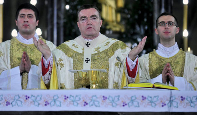 Zagreb, 251211.

Na blagdan Bozica vec se od 5. stoljeca slave tri mise: polnocka, zornica ili pastirska misa te poldanjica. Poldanjicu, euharistijsko slavlje, u zagrebackoj katedrali predvodio je zagrebacki nadbiskup kardinal Josip Bozanic. Misi su prisu