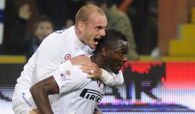 Inter Milan Sulley Muntari (R) celebrates with his team mate Wesley Sneijder after scoring against Genoa // Reuters