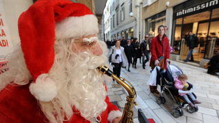 Zadar, 241212.
Na danasnji dan kao i svake godine u ovo vrijeme, cijeli Poluotok, a pogotovo Varos, pun je Zadrana koji uzivaju u bakalaru i druzenju s obitelji i prijateljima. Kroz citav grad prolaze klape i sviraci pjevajuci prigodne pjesme.
Na fotograf Zadar, 241212.
Na danasnji dan kao i svake godine u ovo vrijeme, cijeli Poluotok, a pogotovo Varos, pun je Zadrana koji uzivaju u bakalaru i druzenju s obitelji i prijateljima. Kroz citav grad prolaze klape i sviraci pjevajuci prigodne pjesme.
Na fotograf