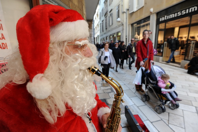 Zadar, 241212.
Na danasnji dan kao i svake godine u ovo vrijeme, cijeli Poluotok, a pogotovo Varos, pun je Zadrana koji uzivaju u bakalaru i druzenju s obitelji i prijateljima. Kroz citav grad prolaze klape i sviraci pjevajuci prigodne pjesme.
Na fotograf Zadar, 241212.
Na danasnji dan kao i svake godine u ovo vrijeme, cijeli Poluotok, a pogotovo Varos, pun je Zadrana koji uzivaju u bakalaru i druzenju s obitelji i prijateljima. Kroz citav grad prolaze klape i sviraci pjevajuci prigodne pjesme.
Na fotograf