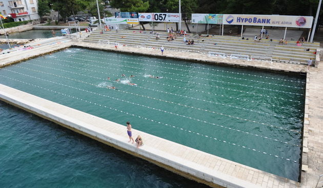 Zadar, 160810. Gradska tvrtka Zadar sport na kupalistu Kolovare, tocnije na bazenu, nakon tuseva na kovanice postavila je i osmatracnicu za spasioce. Na fotografiji: pogled na bazen sa skakaone. Foto: Andrija Lucic / CROPIX