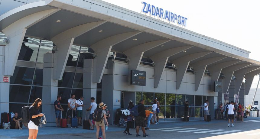 Odlazak britanskih turista sa zadarskog aerodroma Odlazak britanskih turista sa zadarskog aerodroma