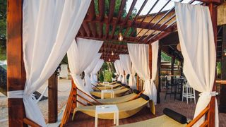 Dalmacija je dobila novo lounge mjesto koje će vas razvesliti u toplim ljetnim danima. Putujte osjećajima kroz predivnu lokaciju novog Makarana beach kluba koji se smjestio na prekrasnoj plaži u srcu Makarske rivijere s veličanstvenim pogledom na Jadransk