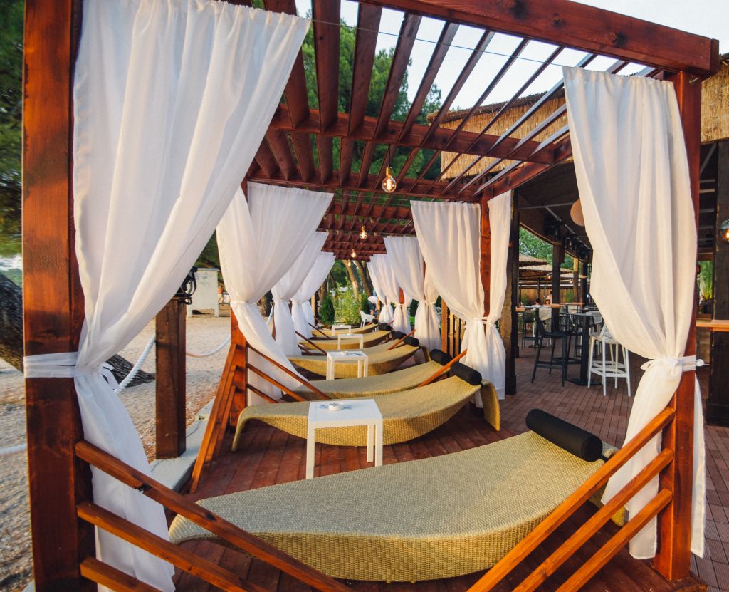 Dalmacija je dobila novo lounge mjesto koje će vas razvesliti u toplim ljetnim danima. Putujte osjećajima kroz predivnu lokaciju novog Makarana beach kluba koji se smjestio na prekrasnoj plaži u srcu Makarske rivijere s veličanstvenim pogledom na Jadransk