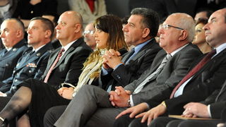 Zadar, 160413.
HNK Zadar. Obiljezavanje 20 godina zadarske zupanije.
Na fotografiji: detalj s proslave; Ante Gotovina i gradonacelnik Zvonimir Vrancic.
Foto: Luka Gerlanc / CROPIX Zadar, 160413.
HNK Zadar. Obiljezavanje 20 godina zadarske zupanije.
Na fotografiji: detalj s proslave; Ante Gotovina i gradonacelnik Zvonimir Vrancic.
Foto: Luka Gerlanc / CROPIX