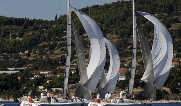 Split, 210910.
Kao i svake godine u akvatoriju ispred Splita odrzava se dvobojsko jedrenje “Match race”. 
Prvi dan jedrenja ispred splitske gradske luke zapoceo je flotnim jedrenjem iz kojega ce proizaci posade koje odlaze u zavrsno dvobojsko jedrenje slj