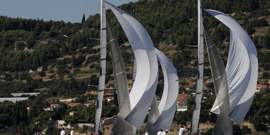 Split, 210910.
Kao i svake godine u akvatoriju ispred Splita odrzava se dvobojsko jedrenje “Match race”. 
Prvi dan jedrenja ispred splitske gradske luke zapoceo je flotnim jedrenjem iz kojega ce proizaci posade koje odlaze u zavrsno dvobojsko jedrenje slj