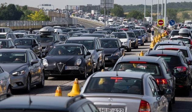 Zbog smjene turista stvaraju se dugacke kolone na naplatnoj postaji Lucko. Photo: Davor Puklavec/PIXSELL