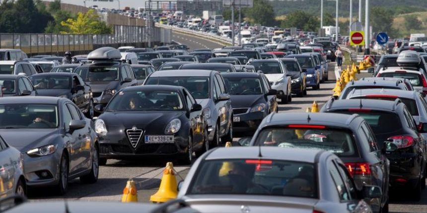 Zbog smjene turista stvaraju se dugacke kolone na naplatnoj postaji Lucko. Photo: Davor Puklavec/PIXSELL Zbog smjene turista stvaraju se dugacke kolone na naplatnoj postaji Lucko. Photo: Davor Puklavec/PIXSELL
