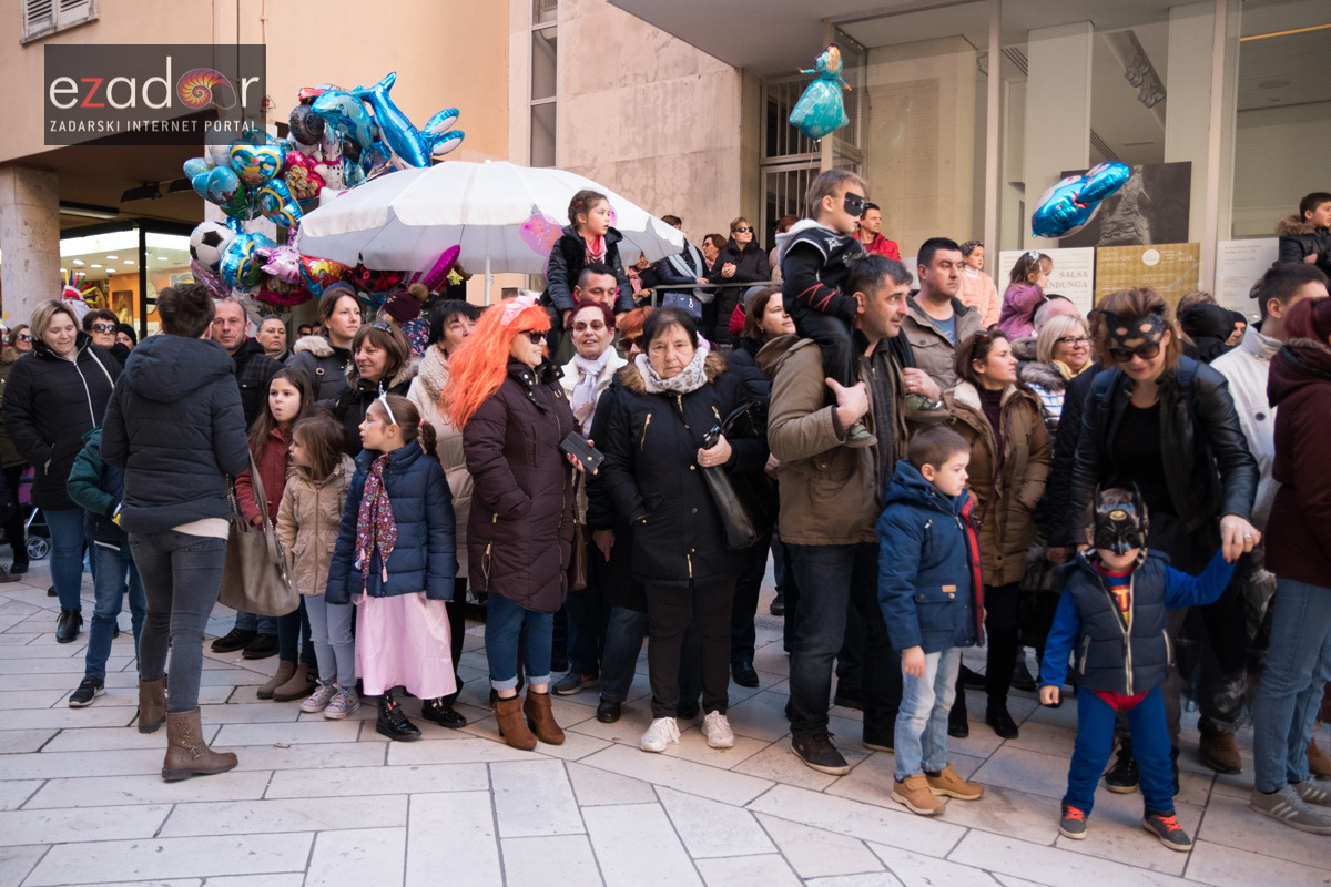Zadarski karneval 2018: Povorka maškaranih skupina od Gradskih vrata preko Foruma do Narodnog trga Zadarski karneval 2018: Povorka maškaranih skupina od Gradskih vrata preko Foruma do Narodnog trga