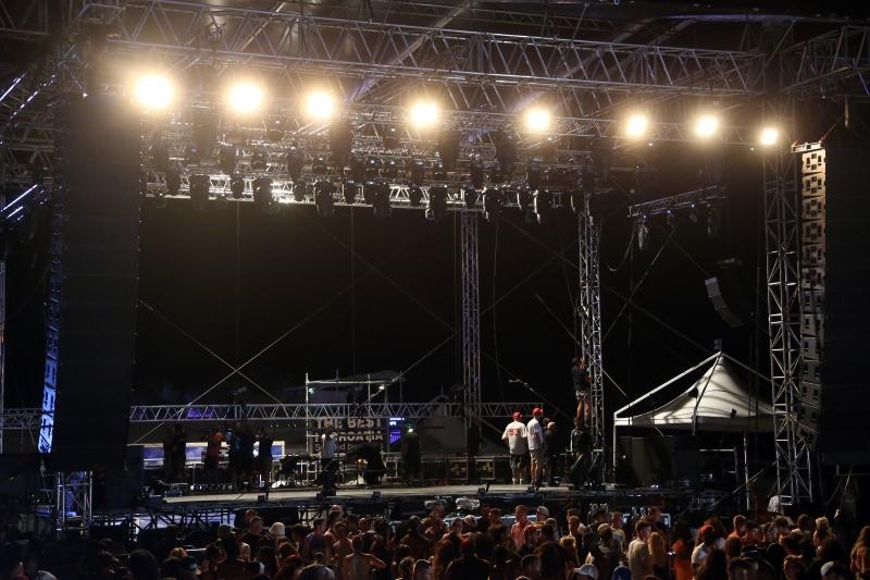 Koncert Chrisa Browna, koji je trebao biti održan na plaži Zrće, zbog jake bure je održan u prepunom klubu Aquarius.  Photo: Dalibor Urukalović/PIXSELL