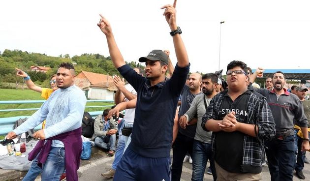 Harmica – Proslo je vise od 24 sata otkako su autobusi odvezli jedan dio izbjeglica s Hrvatsko Slovenske granice te sada izbjeglice u ocaju upucuju prosvjednu notu Slovencima. Photo: Borna Filic/PIXSELL